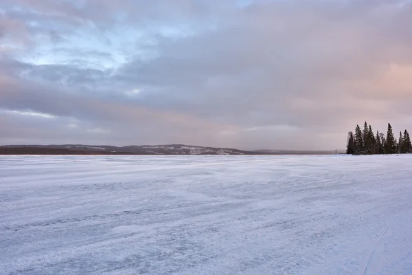 Zimowy krajobraz z zamarzniętym jeziorem — Zdjęcie stockowe