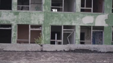 İki kız terk edilmiş bir binanın çatısında buluşur ve dans etmeye başlarlar. Kırmızı şortlu ve kareli taytlı kızlar.