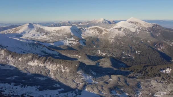 Вид с воздуха на зимние горы. Гора Говерла, Петрос. Заснеженные вершины Карпат в солнечный день. — стоковое видео
