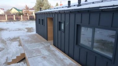 Barnhouse tarzında bitmiş evin havadan görünüşü. Bina çerçeve inşaatı yöntemiyle inşa edildi..