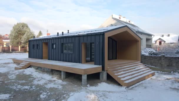 Luchtfoto van het afgewerkte huis in de stijl van Barnhouse. Het gebouw werd gebouwd volgens de methode van frame constructie. — Stockvideo