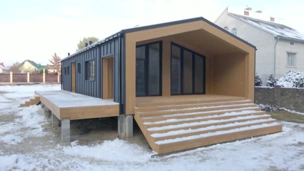 Luchtfoto van het afgewerkte huis in de stijl van Barnhouse. Het gebouw werd gebouwd volgens de methode van frame constructie. — Stockvideo