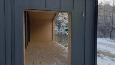 Barnhouse tarzında bitmiş evin havadan görünüşü. Bina çerçeve inşaatı yöntemiyle inşa edildi..