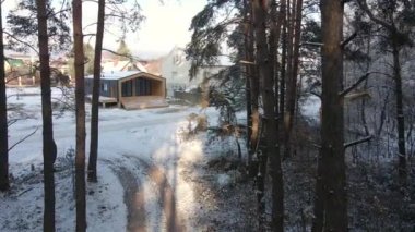 Barnhouse tarzında bitmiş evin havadan görünüşü. Bina çerçeve inşaatı yöntemiyle inşa edildi..