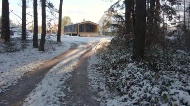 Barnhouse tarzında bitmiş evin havadan görünüşü. Bina çerçeve inşaatı yöntemiyle inşa edildi..