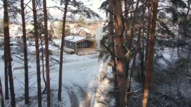 Barnhouse tarzında bitmiş evin havadan görünüşü. Bina çerçeve inşaatı yöntemiyle inşa edildi..