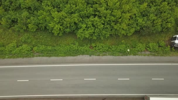 Widok z powietrza na przewróconą ciężarówkę. Samochód z boku autostrady. — Wideo stockowe