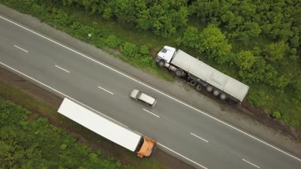 反転トラックの空中ビュー。高速道路脇の車. — ストック動画