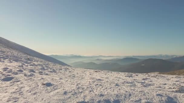 爬上山的人.白雪覆盖的高山的空中景观. — 图库视频影像