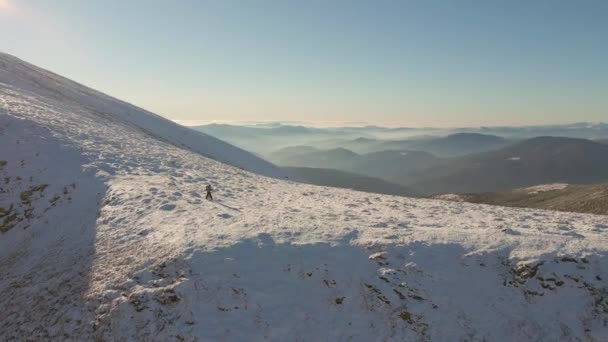 Klim naar beneden na het veroveren van de berg. Luchtfoto van besneeuwde bergen. — Stockvideo