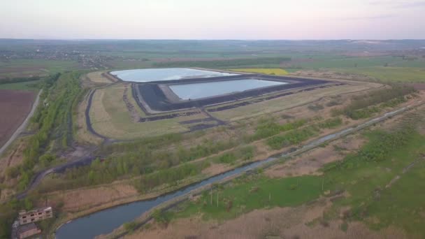 Mise en décharge des déchets solides d'une centrale thermique. Vidéo aérienne d'une décharge de cendres bondée. cendres, scories, déchets, décharges. — Video