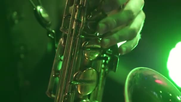 Der Musiker spielt Saxofon. Nahaufnahme — Stockvideo