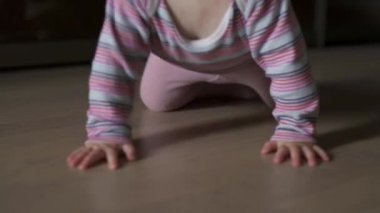Küçük bir çocuk yerde sürünmeyi öğrenir..