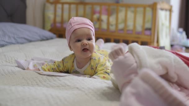 Niña está aprendiendo a sostener su cabeza — Vídeo de stock