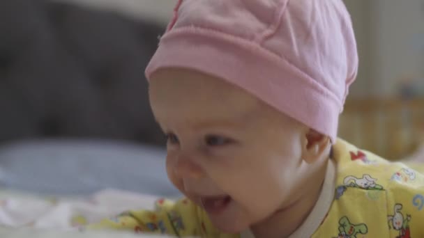 Klein meisje leert om haar hoofd vast te houden — Stockvideo