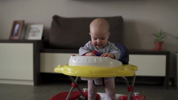 Porträt eines Kindes, das im Rollator spielt. — Stockvideo