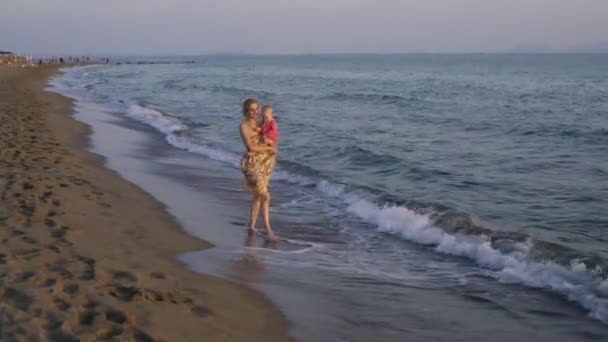 Matka spaceruje z córką wzdłuż wybrzeża morza.. — Wideo stockowe