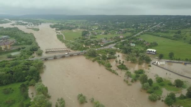 Luchtzicht op de brug tijdens overstromingen. Extreem hoge waterstand in de rivier. — Stockvideo