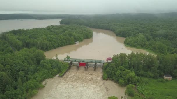 Luftaufnahme des Staudamms bei Überschwemmungen. Extrem hoher Wasserstand im Fluss. — Stockvideo