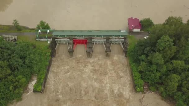 洪水の間のダムの空中ビュー。川の水位が非常に高い. — ストック動画
