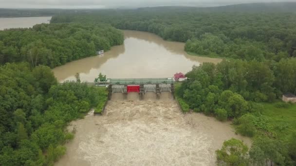 Vista aérea de la presa durante las inundaciones. Nivel de agua extremadamente alto en el río. — Vídeos de Stock