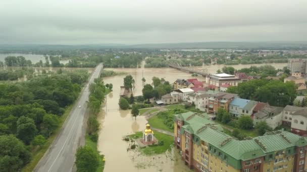 De overstroomde stad Halych vanaf een hoogte. Overstroming in Oekraïne 06.24.2020. De rivier de Dnjestr stroomde over door zware regenval en overstroomde huizen en wegen. Luchtopname — Stockvideo