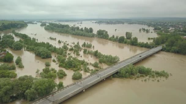 洪水の間、ドニエスター川にかかる橋の上からの眺め。こぼれた川、気候変動、自然災害。空中風景. — ストック動画