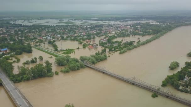 Vista dall'alto del ponte sul fiume Dniester durante le inondazioni. Fiume rovesciato, cambiamenti climatici, disastri naturali. Vista aerea. — Video Stock