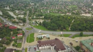 Su basmış kavşağın ve benzin istasyonunun en üst görüntüsü. Büyük ölçekli bir sel sırasında şehir. hava görünümü