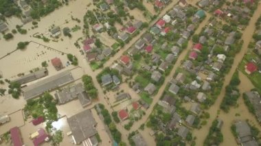 Yükseklikten sel basmış Halych şehri. Ukrayna 'da sel 06.24.2020. Dinyester Nehri şiddetli yağış nedeniyle taştı ve evleri ve yolları sel bastı. Hava videosu