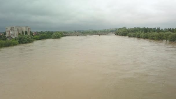 Sel sırasında Dinyester Nehri üzerindeki köprünün en üst görüntüsü. Dökülmüş nehir, iklim değişikliği, doğal afetler. Hava görünümü. — Stok video