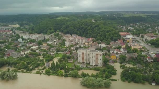 Yükseklikten sel basmış Halych şehri. Ukrayna 'da sel 06.24.2020. Dinyester Nehri şiddetli yağış nedeniyle taştı ve evleri ve yolları sel bastı. Hava videosu — Stok video