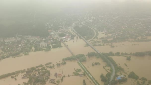 Katastrofy naturalne. Niszczycielska powódź po ulewnych deszczach. Widok na zatopione miasto, samochody i budynki. Widok z lotu ptaka — Wideo stockowe