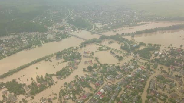Φυσικές καταστροφές. Καταστροφική πλημμύρα μετά από καταρρακτώδεις βροχές. Κάτοψη πλημμυρισμένης πόλης, αυτοκινήτων και κτιρίων. Αεροφωτογραφία — Αρχείο Βίντεο