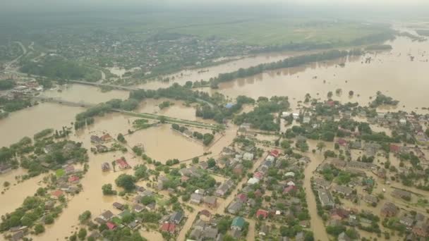 Katastrofy naturalne. Niszczycielska powódź po ulewnych deszczach. Widok na zatopione miasto, samochody i budynki. Widok z lotu ptaka — Wideo stockowe