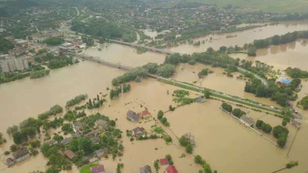 Widok z góry na most nad rzeką Dniestr podczas powodzi. Rozlana rzeka, zmiany klimatu, klęski żywiołowe. Widok z lotu ptaka. — Wideo stockowe