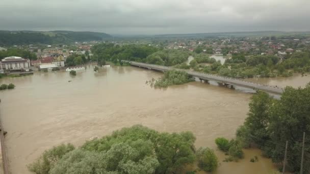Puncak pemandangan jembatan di atas Sungai Dniester selama banjir. Sungai tumpah, perubahan iklim, bencana alam. Tampilan udara. — Stok Video