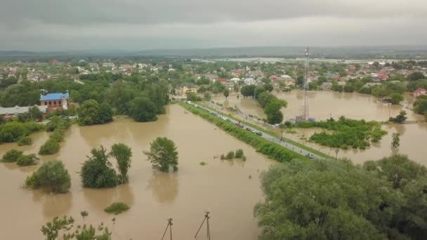 在一场特大洪水中,足球场被水淹了.空中视频。从水里你只能看到大门的顶部。Halych 2020年洪水体育场. — 图库视频影像