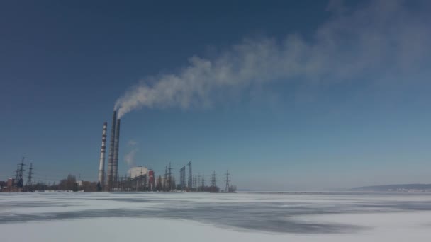 Skorstenar från ett värmekraftverk. Skjuta från höjden av ett energiobjekt som körs på fossila bränslen. Burshtyn Ukraina. — Stockvideo