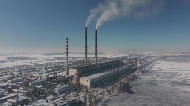 Vista aérea de tubos de chaminé alta com fumaça cinza da usina de carvão. Produção de electricidade com combustíveis fósseis. — Vídeo de Stock