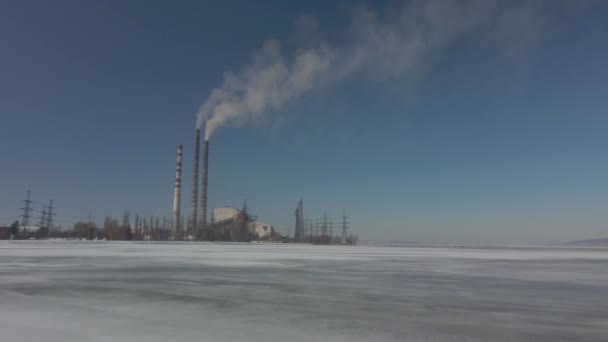 Luftaufnahme von hohen Schornsteinen mit grauem Rauch aus Kohlekraftwerken. Stromerzeugung mit fossilen Brennstoffen. — Stockvideo