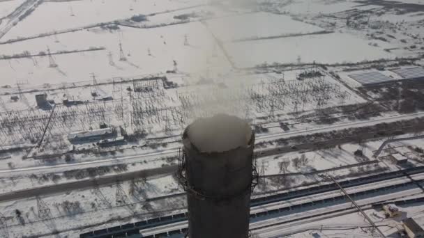 Flygfoto över höga skorstenspipor med grå rök från kolkraftverk. Produktion av el med fossila bränslen. — Stockvideo