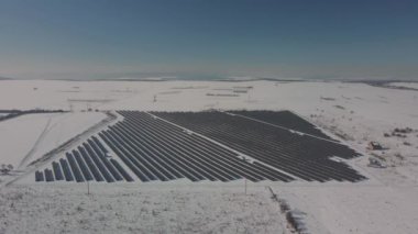 Hava perspektifi: Güneş paneli çiftliği Yeşil Enerji Kışın karlı bir günde Ekoloji Gücü Koruma 'nın insansız hava aracı görüntüsü