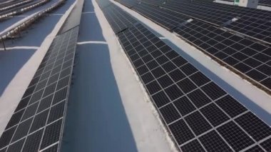 Güneş panelleri çöldeki elektrik santrali kış sabahı hava manzaralı.