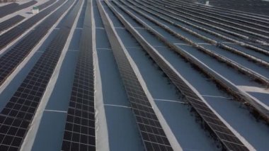 Güneş panelleri çöldeki elektrik santrali kış sabahı hava manzaralı.