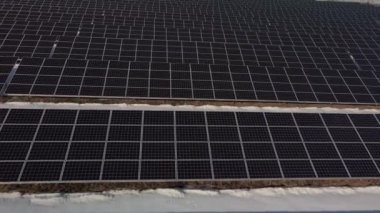 Güneş panellerinin tepesinden yakın çekim görüntüsü. Çölde kış sabahı elektrik santrali.