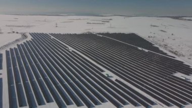 Hava perspektifi: Güneş paneli çiftliği Yeşil Enerji Kışın karlı bir günde Ekoloji Gücü Koruma 'nın insansız hava aracı görüntüsü