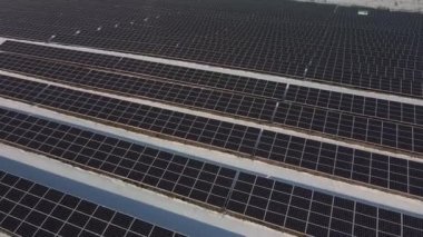 Hava perspektifi: Güneş paneli çiftliği Yeşil Enerji Kışın karlı bir günde Ekoloji Gücü Koruma 'nın insansız hava aracı görüntüsü