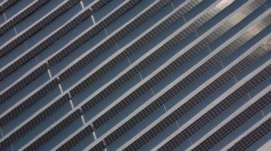 Hava perspektifi: Güneş paneli çiftliği Yeşil Enerji Kışın karlı bir günde Ekoloji Gücü Koruma 'nın insansız hava aracı görüntüsü