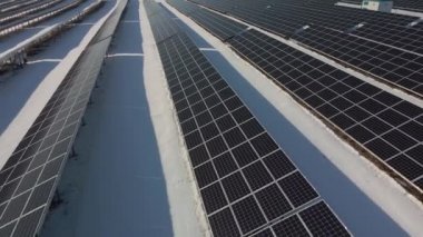 Hava perspektifi: Güneş paneli çiftliği Yeşil Enerji Kışın karlı bir günde Ekoloji Gücü Koruma 'nın insansız hava aracı görüntüsü